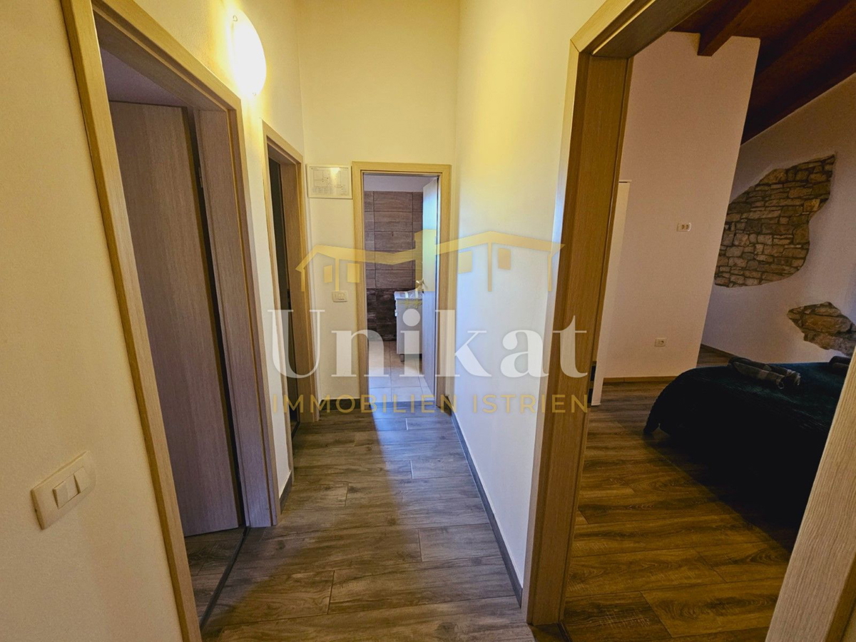 Tenuta con casa in pietra ristrutturata, giardino e piscina